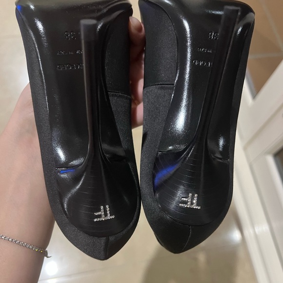 New Tom Ford Black Swarovski Pumps in Size US 8/38 (EU) - Picture 8 of 17